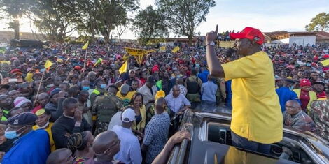 Deputy President William Ruto addresses traders at Wote during his developmental tour in Makueni County on December 9, 2021