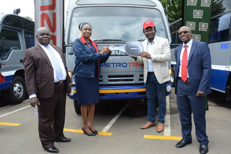 Managing Director of Isuzu E.A Rita Kavashe hands over the Isuzu key to Metrotrans CEO Oscar Rosana while Head of Sacco Banking at Co-op Bank Edward Mutuaruhiu (extreme right) as Metrotrans Chair John Mathu Njoroge, Chairman (extreme left) look on.