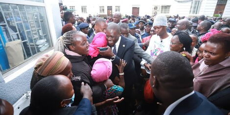 Governor Sakaja interacting with Nairobi County workers during their meeting on Tuesday, November 29, 2022.