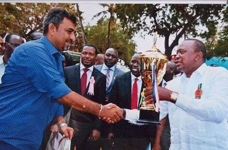 Sumra Sidik receiving an award from President Uhuru Kenyatta