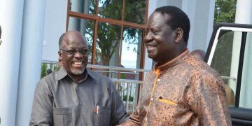 L'ancien président tanzanien, feu John Magufuli (à gauche) et le chef du parti ODM, Raila Odinga.