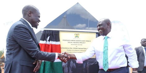 Nairobi Governor Johnson Sakaja (left) and President William Ruto during the ground breaking of the Soweto B Estate in Kibra on October 25, 2022. 