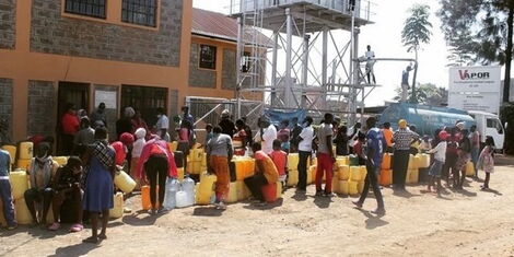 A picture of Nairobi residents queuing for water