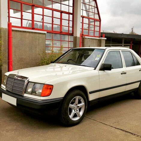 The front view of the Mercedes Benz W124 Series