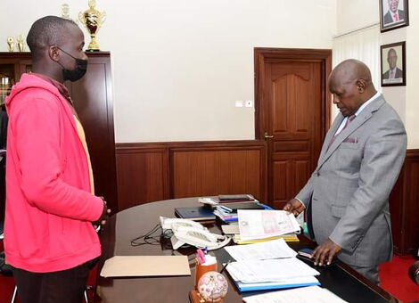 Driver John Maina Muthoni visits Nyeri Governor Mutahi Kahiga's office on Tuesday, November 30. 