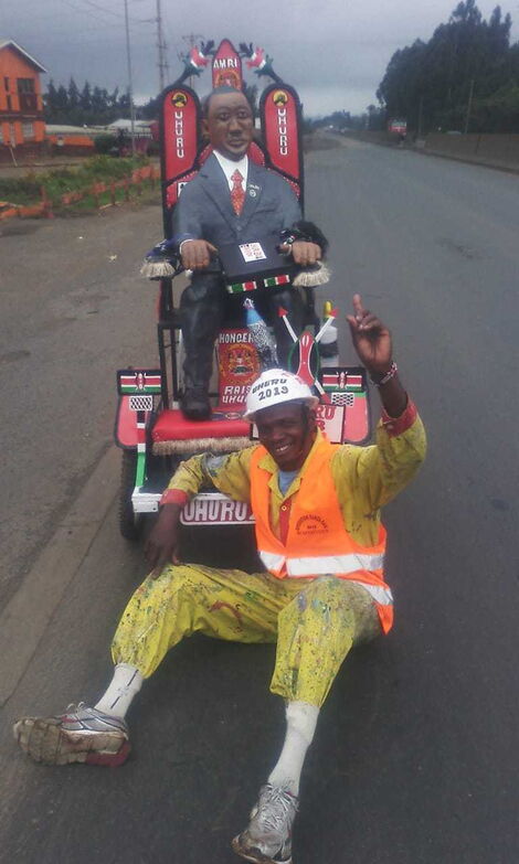 Silas Wanjeru when he delivered a sculptor to President Uhuru Kenyatta office in 2019