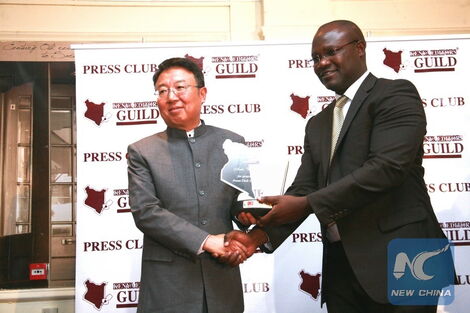 Wu Peng (Left), Chinese Ambassador to Kenya receives a gift from Churchill Otieno, Chairman of the Kenya Editors Guild (KEG) during a Press Club luncheon organized by the KEG in Nairobi, capital of Kenya, May 21, 2019.