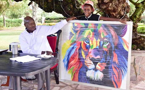 11-year-old Kenyan artist Sheila Sheldone presents Ugandan President Yoweri Museveni with one of her artworks in April 2019