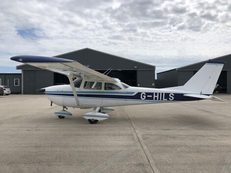 An image of Cessna 152 at an airport.