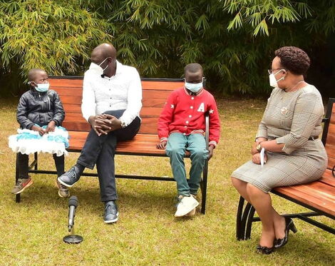 William Ruto met Teresia Wakinyua and James Mwangi ,who went viral after arguing over a pencil. 