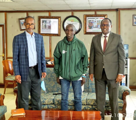 World Wide Fund Kenya (WWF) CEO, Mohamed Awer (L), Eliud Kipchoge (M) and PS, Ministry of Environment and Forestry, Dr. Chris Kiptoo(R), Wednesday, October 13. 