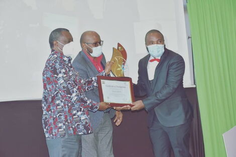 Enoch Sikolia accepting his Netfund Green Innovation Award at Emara Ole Sereni on February 26, 2021