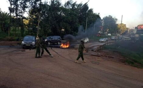 Youth barricade a road in Kisii ahead of planned DP Ruto meeting in the town on September 10, 2020.