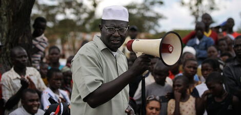 Malik Obama addressing a crowd