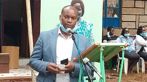 Kirinyaga Deputy Governor Peter Ndambiri addresses mourners at a burial ceremony in Mwea, Kirinyaga County on July 2, 2020