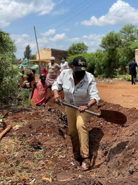 Kirinyaga Woman Representative Wangui Ngirici helps labourers to dig on Monday, September 27.