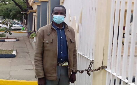 Lawrence Amuke Oprong at the gate of DP William Ruto’s office in Nairobi on Tuesday, January 11, 2022