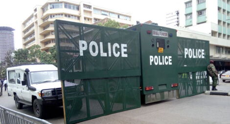 Police putting up a road block in Nairobi CBD