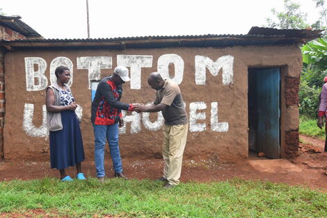 Deputy President William Ruto together with the hotel owners outside the Bottom Up hotel in Nyamira County on November 2, 2021