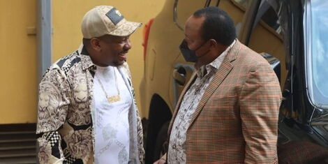Former governors Mike Mbuvi Sonko (Nairobi) and Ferdinand Waititu (Kiambu) share light moments on Tuesday, November 16, at the Milimani Law Courts.
