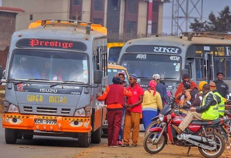 A conductor with the Super Metro Sacco engaging a passenger