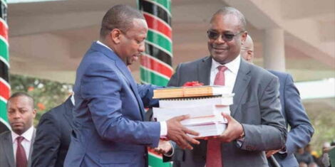 Nairobi Governor Mike Sonko receives documents from former Governor Evans Kidero after his swearing-in in Uhuru Park on August 21, 2017.